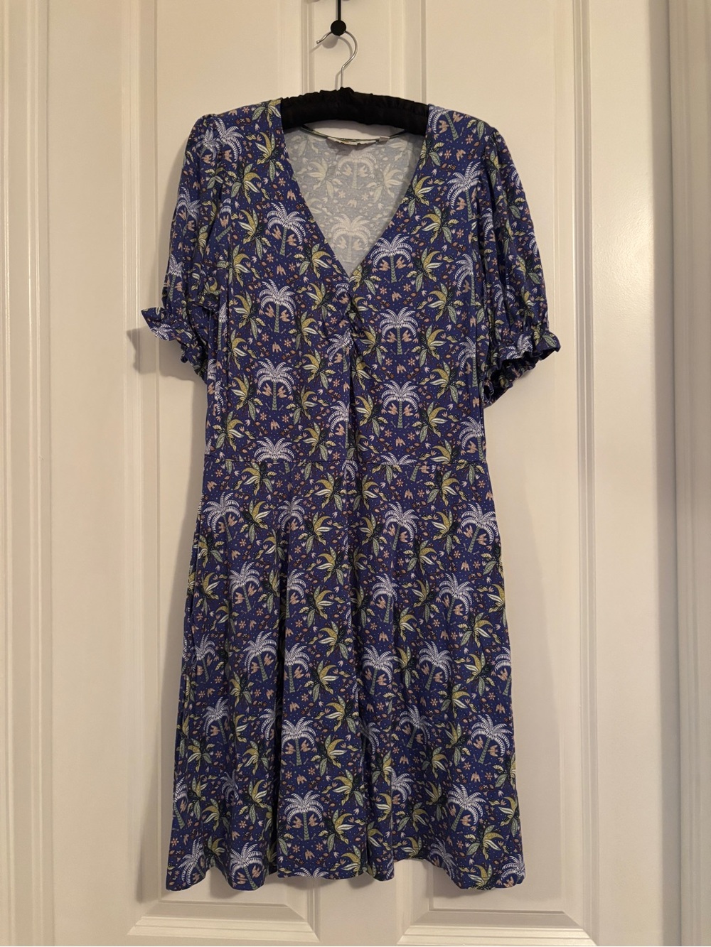Boden - Blue Tropical Palm Tree V-Neck Short Sleeve Dress with pockets.  Size 8